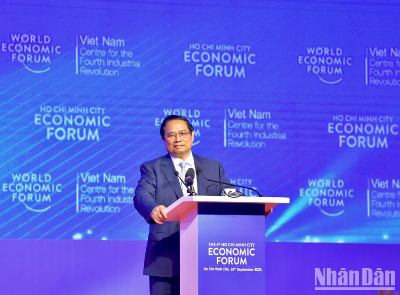 Премьер-министр Фам Минь Тьинь выступает с речью. Фото: Тхань Жанг Премьер-министр Фам Минь Тьинь выступает с речью. Фото: Тхань Жанг