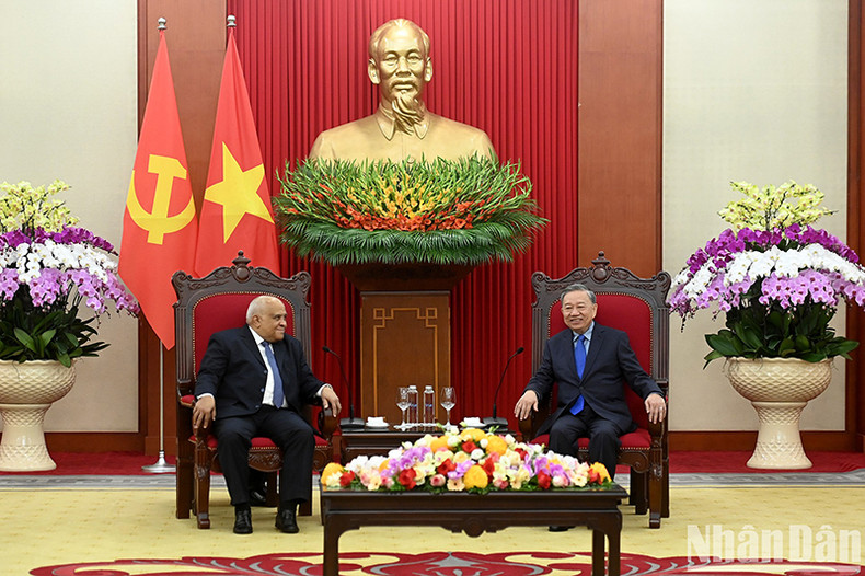 Посол Орландо Николас Эрнандес Гильен выразил радость от возможности снова встретиться с Генеральным секретарем ЦК КПВ, Президентом То Ламом как раз перед его историческим визитом. Посол Орландо Николас Эрнандес Гильен выразил радость от возможности снова встретиться с Генеральным секретарем ЦК КПВ, Президентом То Ламом как раз перед его историческим визитом.