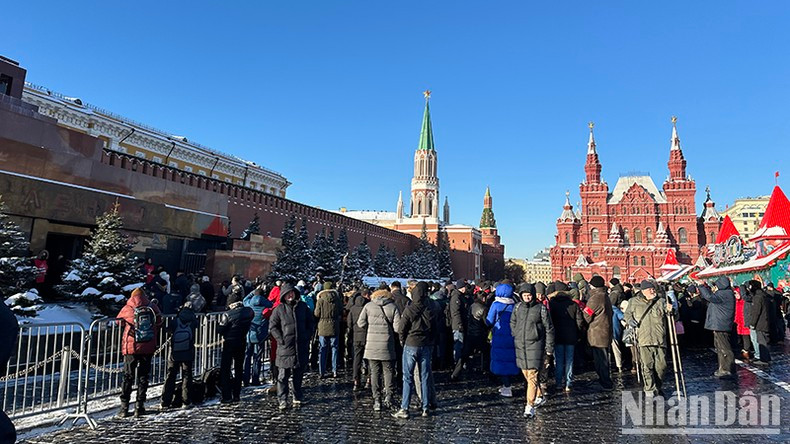 Большое количество людей выстроилось в очередь, чтобы отдать дань уважения В.И. Ленину. Фото: Тхюи Ван Большое количество людей выстроилось в очередь, чтобы отдать дань уважения В.И. Ленину. Фото: Тхюи Ван