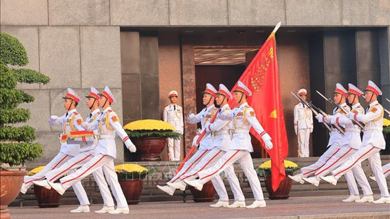 Почетный караул шествует мимо Мавзолея Хо Ши Мина. Почетный караул шествует мимо Мавзолея Хо Ши Мина.
