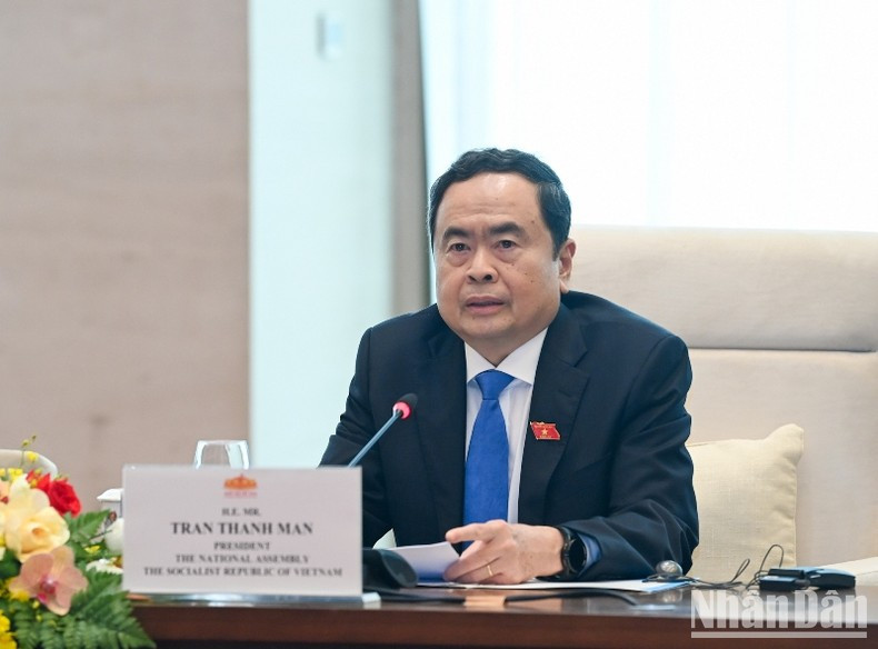 Председатель НС Чан Тхань Ман выступает с речью. Фото: Зюи Линь Председатель НС Чан Тхань Ман выступает с речью. Фото: Зюи Линь