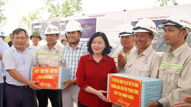 Товарищ Буй Тхи Минь Хоай и Секретарь Парткома провинции Ву Дай Тханг вручают подарки руководителям и рабочим, участвующим в строительстве приморской дороги и моста Нятле 3. Товарищ Буй Тхи Минь Хоай и Секретарь Парткома провинции Ву Дай Тханг вручают подарки руководителям и рабочим, участвующим в строительстве приморской дороги и моста Нятле 3.