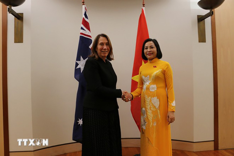 Заместитель председателя НС Нгуен Тхи Тхань на встрече с Председателем Сената Австралии Сью Лайнс. Фото: ВИА Заместитель председателя НС Нгуен Тхи Тхань на встрече с Председателем Сената Австралии Сью Лайнс. Фото: ВИА