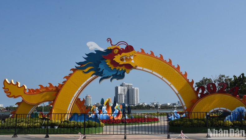 Постепенно завершается монтаж и украшение тэтской цветочной улицы в Дананге.