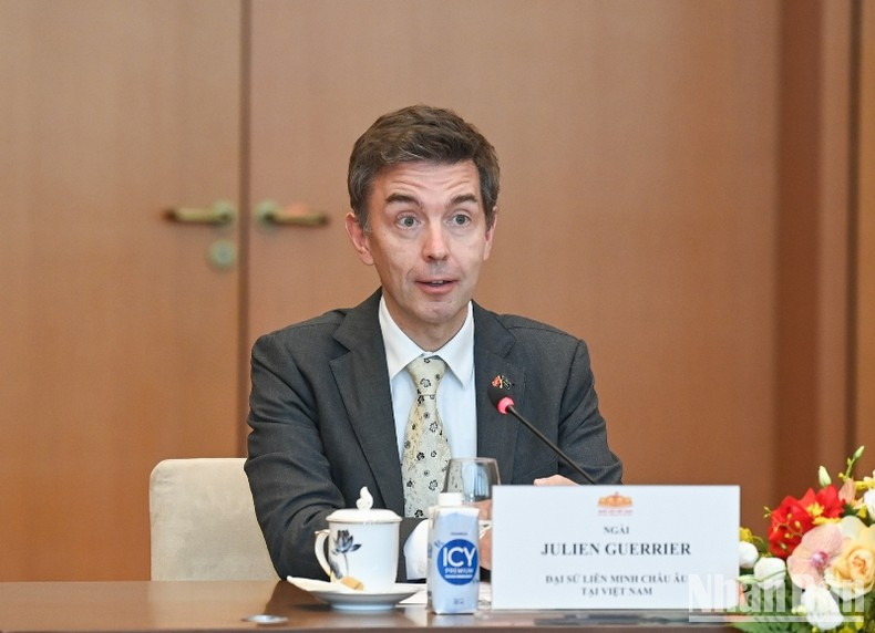 Посол ЕС во Вьетнаме Жюльен Герье выступает на приеме. Фото: Зюи Линь Посол ЕС во Вьетнаме Жюльен Герье выступает на приеме. Фото: Зюи Линь