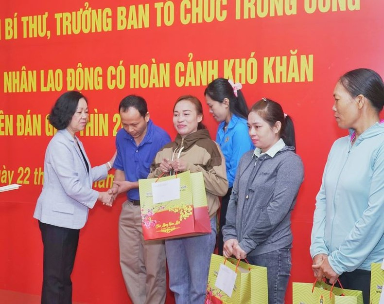 Товарищ Чыонг Тхи Май вручает новогодние подарки рабочим и трудящимся, оказавшимся в трудной жизненной ситуации. Товарищ Чыонг Тхи Май вручает новогодние подарки рабочим и трудящимся, оказавшимся в трудной жизненной ситуации.