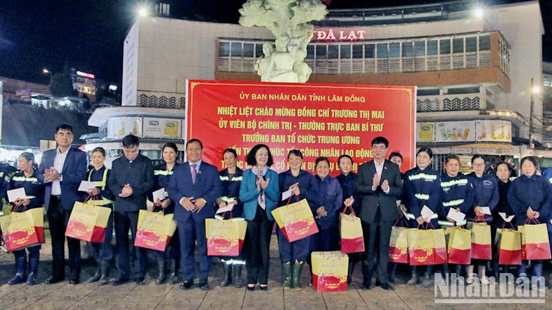 Товарищ Чыонг Тхи Май и руководители провинции Ламдонг вручают рабочим подарки.