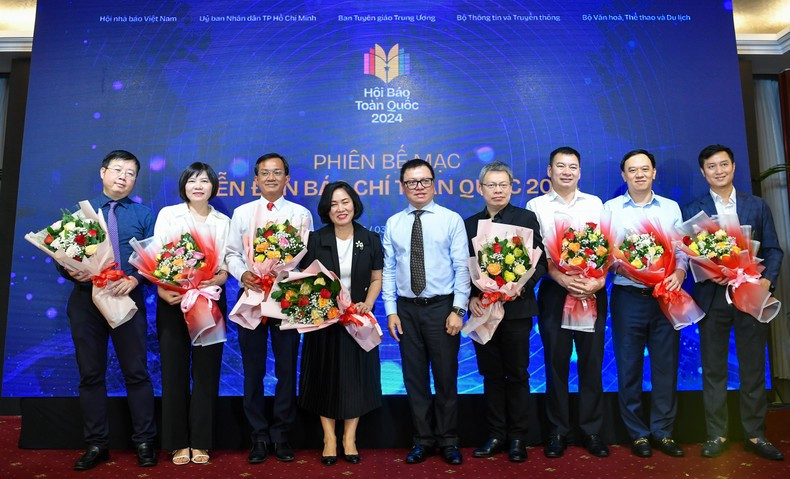 Товарищ Ле Куок Минь вручает цветы спикерам, выступившим на дискуссиях. Товарищ Ле Куок Минь вручает цветы спикерам, выступившим на дискуссиях.