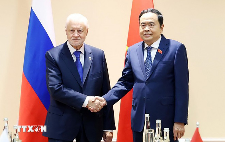 Председатель НС Чан Тхань Ман и Председатель партии «Справедливая Россия – Патриоты – За Правду» Сергей Миронов. Фото: ВИА