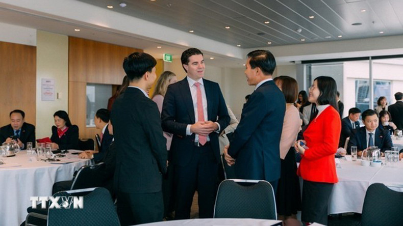 Заместитель директора Государственной политической академии имени Хо Ши Мина Хоанг Фук Лам на встрече с Соминистром иностранных дел и торговли Австралии Тимом Уоттсом. Фото: ВИА Заместитель директора Государственной политической академии имени Хо Ши Мина Хоанг Фук Лам на встрече с Соминистром иностранных дел и торговли Австралии Тимом Уоттсом. Фото: ВИА