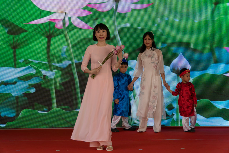 Образ традиционного костюма «аозай» представлен на базаре. Фото: Нгуен Хиеп