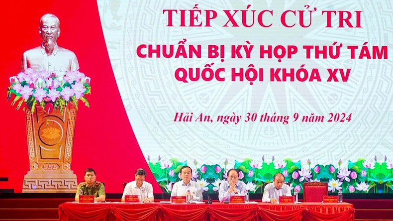 Товарищ Чан Лыу Куанг и делегация депутатов НС от Хайфона на встрече с избирателями.