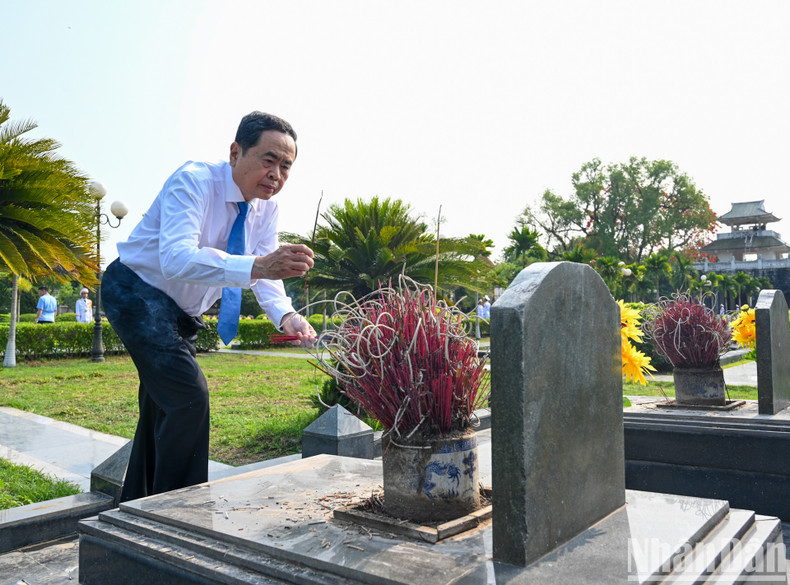 Товарищ Чан Тхань Ман воскуряет благовония на Национальном кладбище павших бойцов на холме A1.