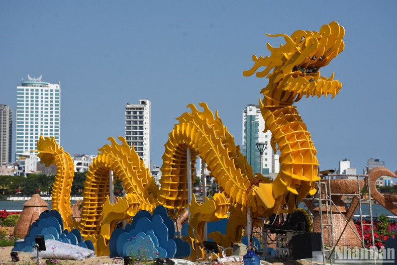 Впечатляющий талисман дракона на весенней цветочной улице Дананга.