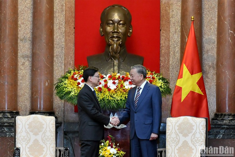 Президент Вьетнама принимает Главу администрации Специального административного района Гонконг (Китай). Фото: Данг Кхоа