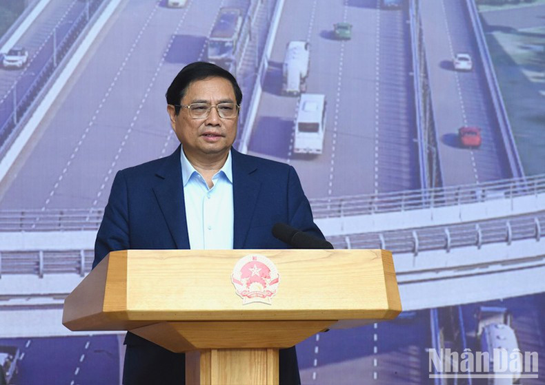 Премьер-министр Фам Минь Тьинь выступает с руководящей речью. Премьер-министр Фам Минь Тьинь выступает с руководящей речью.