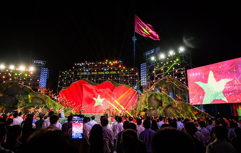 Тысячи зрителей присутствуют на художественной программе. Тысячи зрителей присутствуют на художественной программе.