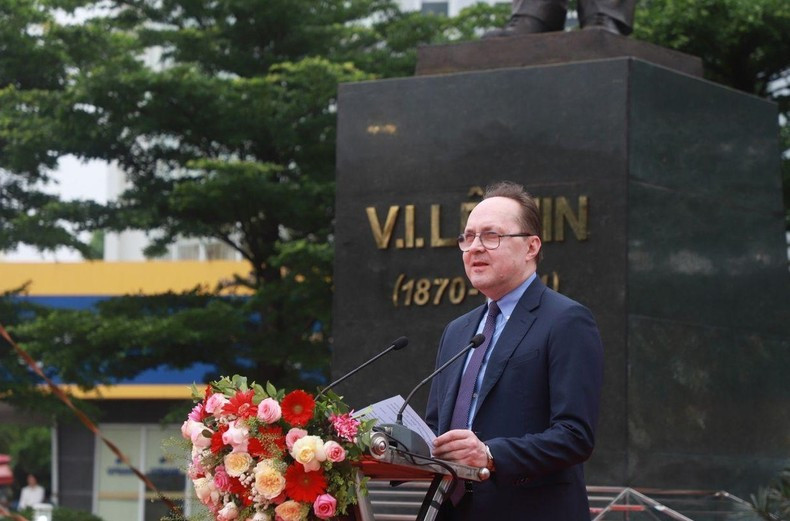 Посол России во Вьетнаме Геннадий Бездетко выступает с речью. Посол России во Вьетнаме Геннадий Бездетко выступает с речью.