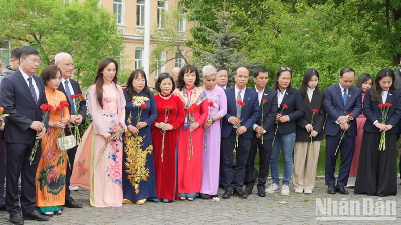 Возложение цветов к памятнику Президенту Хо Ши Мину в сквере на улице Борисенко.