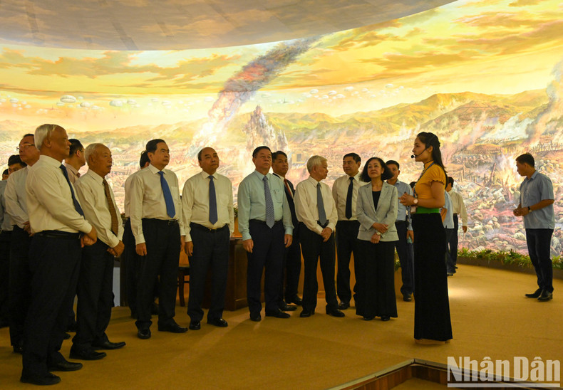 После посещения Национального кладбища павших бойцов на холме A1 действующие и бывшие руководители Партии и Государства посетили Музей исторической победы в битве при Дьенбьенфу.