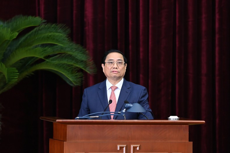 Премьер-министр Фам Минь Тьинь выступает на пленуме. Премьер-министр Фам Минь Тьинь выступает на пленуме.