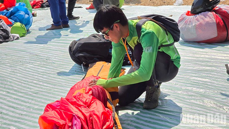 Спортсмены упаковывают парашюты.