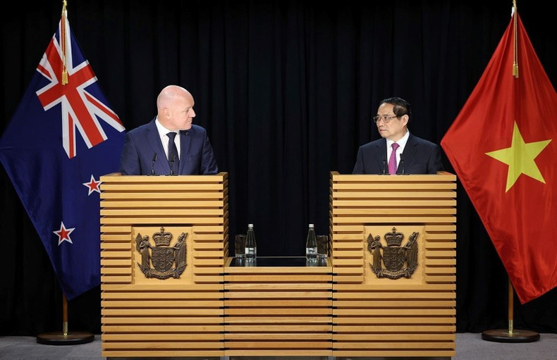 Премьер-министр Вьетнама Фам Минь Тьинь и Премьер-министр Новой Зеландии Кристофер Лаксон на пресс-конференции после переговоров. Фото: ВИА Премьер-министр Вьетнама Фам Минь Тьинь и Премьер-министр Новой Зеландии Кристофер Лаксон на пресс-конференции после переговоров. Фото: ВИА