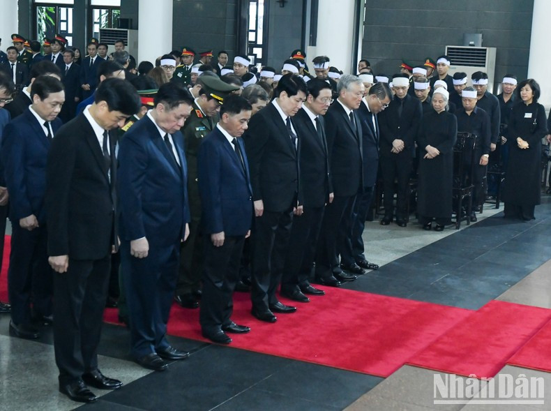 Делегация Центрального руководящего комитета по борьбе с коррупцией и негативными явлениями чтит память Генерального секретаря ЦК КПВ Нгуен Фу Чонга. Делегация Центрального руководящего комитета по борьбе с коррупцией и негативными явлениями чтит память Генерального секретаря ЦК КПВ Нгуен Фу Чонга.