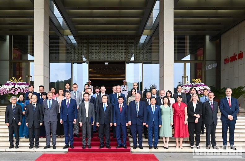 Председатель НС Чан Тхань Ман и делегаты фотографируются на память. Фото: Зюи Линь Председатель НС Чан Тхань Ман и делегаты фотографируются на память. Фото: Зюи Линь