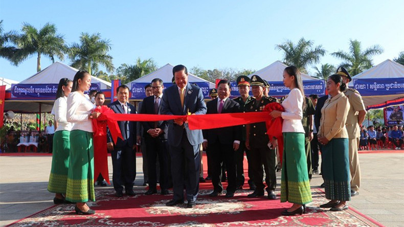 Разрезание ленты в знак открытия здания. Фото: Нгуен Хиеп Разрезание ленты в знак открытия здания. Фото: Нгуен Хиеп