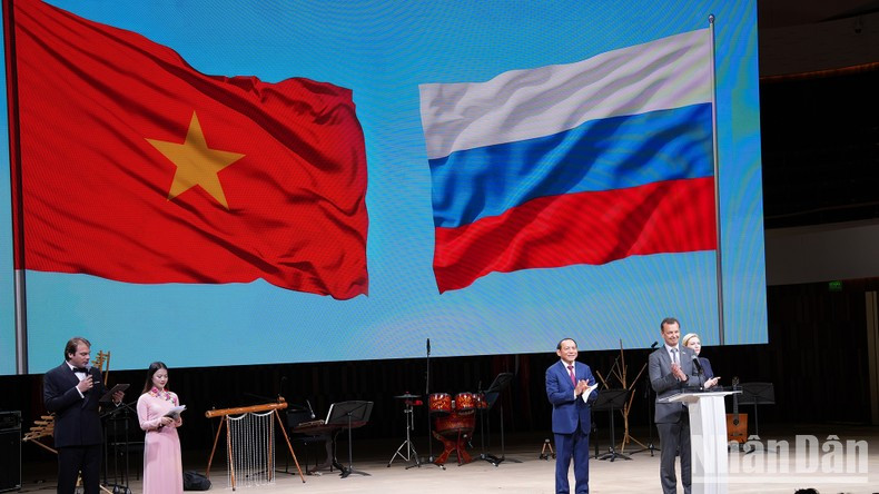 Первый зампредседателя СФ Андрей Яцкин, Министр культуры, спорта и туризма Нгуен Ван Хунг, Министр культуры Ольга Любимова на церемонии открытия.