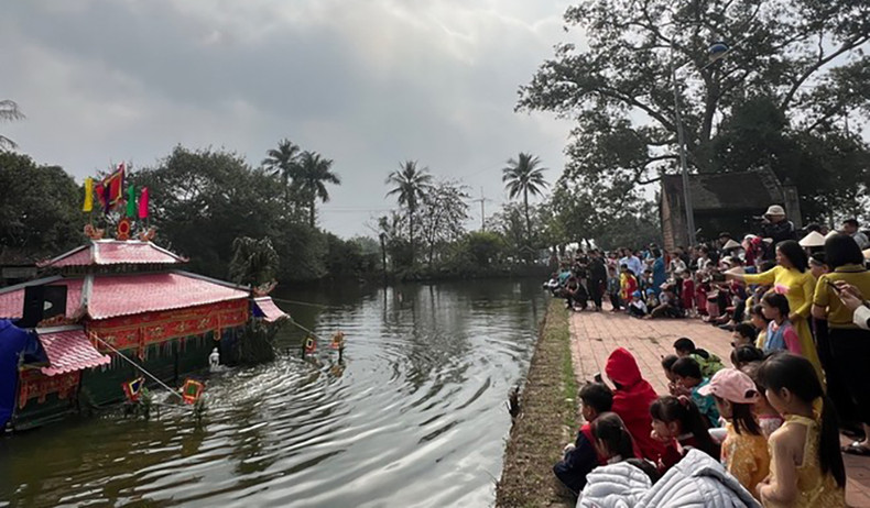 Туристы наслаждаются выступлением кукол на воде. Фото: ВИА