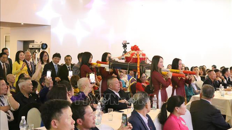 Церемония подношения в знак благодарности королям Хунгам. Фото: ВИА Церемония подношения в знак благодарности королям Хунгам. Фото: ВИА