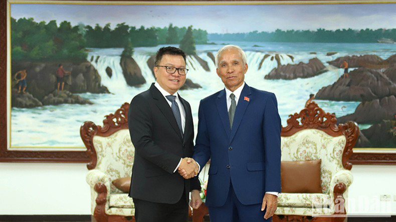 Товарищ Кхампхан Пхеуявонг принимает товарища Ле Куок Миня и делегацию. Фото: Хай Тиен Товарищ Кхампхан Пхеуявонг принимает товарища Ле Куок Миня и делегацию. Фото: Хай Тиен