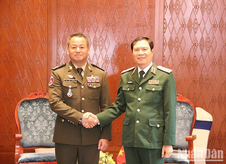 Генерал-полковник Нгуен Тан Кыонг и Вице-премьер, Министр обороны Камбоджи генерал армии Теа Сейха. Фото: Чинь Зунг Генерал-полковник Нгуен Тан Кыонг и Вице-премьер, Министр обороны Камбоджи генерал армии Теа Сейха. Фото: Чинь Зунг