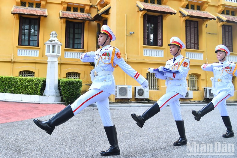 Почетный караул несет флаг АСЕАН для церемонии поднятия флага.