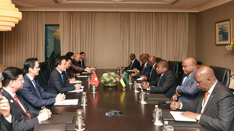 Вице-премьер Чан Лыу Куанг на встрече с Президентом Мозамбика Филипе Ньюси. Вице-премьер Чан Лыу Куанг на встрече с Президентом Мозамбика Филипе Ньюси.