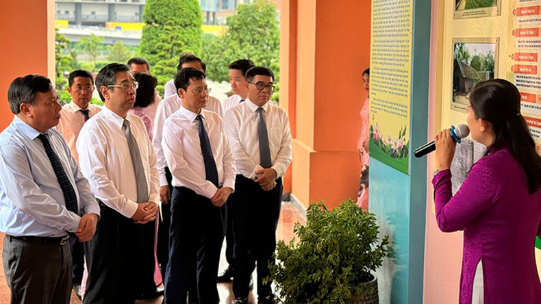 Делегаты посещают тематическую выставку «Имена, псевдонимы и криптонимы Президента Хо Ши Мина». Делегаты посещают тематическую выставку «Имена, псевдонимы и криптонимы Президента Хо Ши Мина».