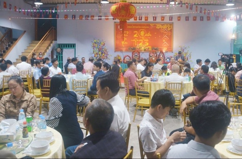 Кхмерско-вьетнамское общество в Камбодже провело встречу для встречи Нового года по лунному календарю в здании Общества в Пномпене (Камбоджа). Фото: Шон Синь Кхмерско-вьетнамское общество в Камбодже провело встречу для встречи Нового года по лунному календарю в здании Общества в Пномпене (Камбоджа). Фото: Шон Синь