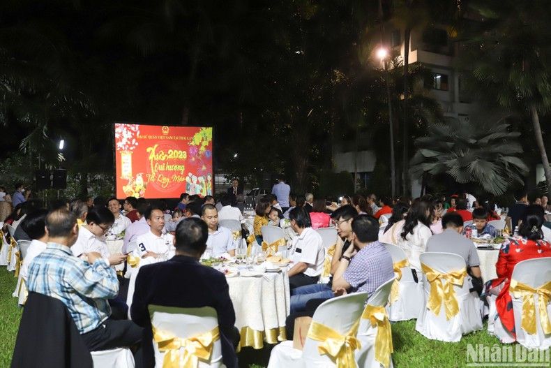 Разделяя ликующую атмосферу встречи новой весны, Посольство Вьетнама в Таиланде провело программу «Тэт в сообществе 2023 г.». Фото: Нам Донг – Туан Ань Разделяя ликующую атмосферу встречи новой весны, Посольство Вьетнама в Таиланде провело программу «Тэт в сообществе 2023 г.». Фото: Нам Донг – Туан Ань