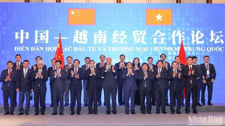 Премьер-министр Фам Минь Тьинь фотографируется с участниками форума. Фото: Нят Бак Премьер-министр Фам Минь Тьинь фотографируется с участниками форума. Фото: Нят Бак