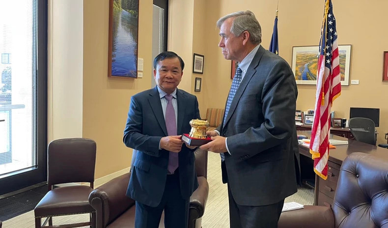 Генерал-полковник Хоанг Суан Тьиен наносит визит вежливости сенатору Джеффу Меркли. Генерал-полковник Хоанг Суан Тьиен наносит визит вежливости сенатору Джеффу Меркли.