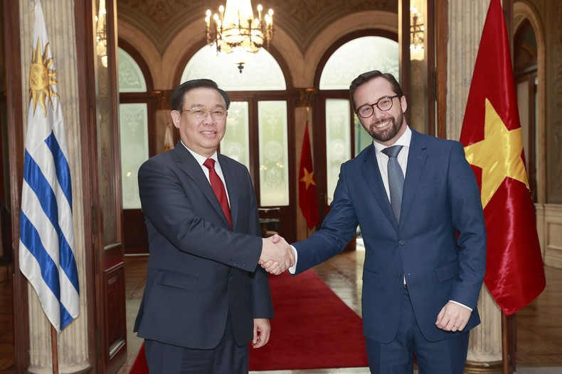 Председатель НС Выонг Динь Хюэ и и.о. Министра иностранных дел Уругвая Николас Альбертони. Фото: ВИА Председатель НС Выонг Динь Хюэ и и.о. Министра иностранных дел Уругвая Николас Альбертони. Фото: ВИА