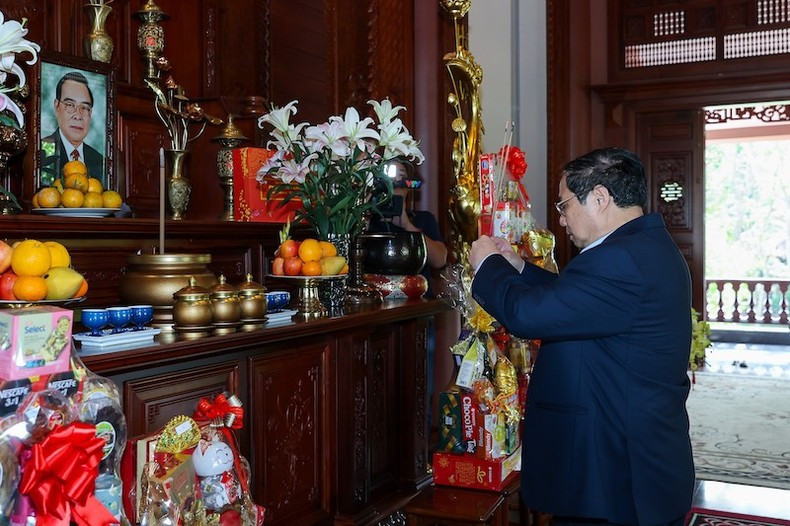 Премьер-министр Фам Минь Тьинь воскуряет благовония в память о покойном Премьер-министре Фан Ван Кхае. Фото: Нят Бак Премьер-министр Фам Минь Тьинь воскуряет благовония в память о покойном Премьер-министре Фан Ван Кхае. Фото: Нят Бак