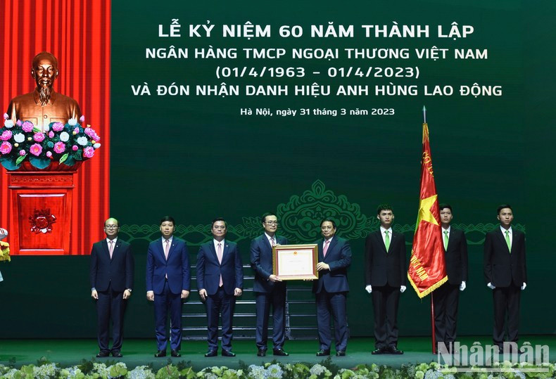 Премьер-министр Фам Минь Тьинь вручает Вьеткомбанку грамоту о присвоении звания «Герой Труда». Фото: Чан Хай