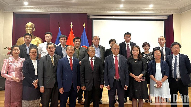 Делегация Посольства Лаоса во Франции поздравляет коллектив Посольства Вьетнама с праздником. Делегация Посольства Лаоса во Франции поздравляет коллектив Посольства Вьетнама с праздником.