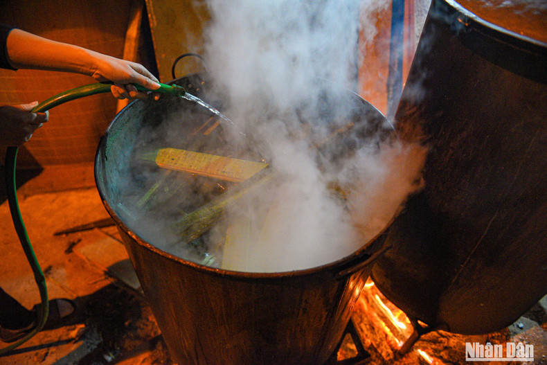 В наши дни, когда все можно купить на рынках и в супермаркетах, образ приготовления «баньтьынг» на тротуарах и переулках Ханоя становится более ценным. В наши дни, когда все можно купить на рынках и в супермаркетах, образ приготовления «баньтьынг» на тротуарах и переулках Ханоя становится более ценным.