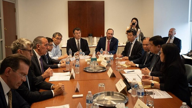 Министр Нгуен Тьи Зунг сопредседательствует на круглом столе, посвященном направлениям и возможностям инвестиционного сотрудничества между Вьетнамом и США. Министр Нгуен Тьи Зунг сопредседательствует на круглом столе, посвященном направлениям и возможностям инвестиционного сотрудничества между Вьетнамом и США.