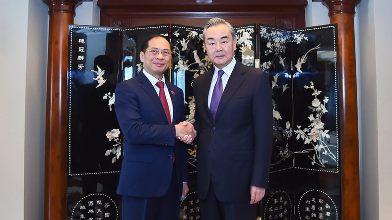 Министр иностранных дел Буй Тхань Шон (слева) и член Политбюро, Руководитель Канцелярии Комиссии ЦК КПК по иностранным делам Ван И. Фото: МИД Вьетнама Министр иностранных дел Буй Тхань Шон (слева) и член Политбюро, Руководитель Канцелярии Комиссии ЦК КПК по иностранным делам Ван И. Фото: МИД Вьетнама