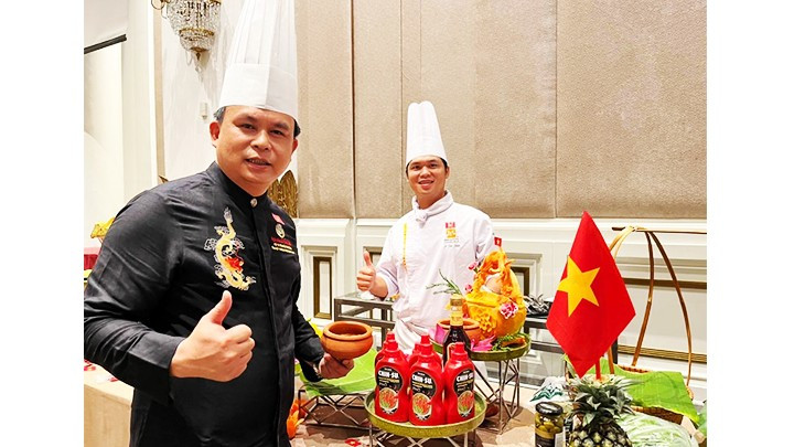 Ле Ван Кхань и Ле Ван Тхань представляют вьетнамские блюда в Таиланде. Ле Ван Кхань и Ле Ван Тхань представляют вьетнамские блюда в Таиланде.